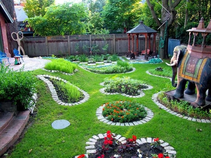 15 идей, как украсить садовый участок своими руками